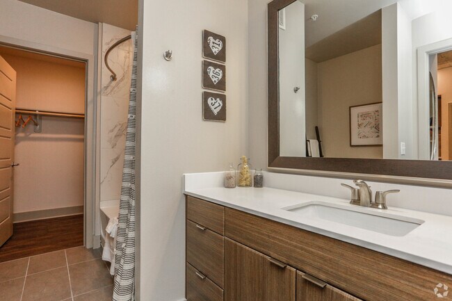 Building Photo - Walkable Living in Montrose - 1 Month Free!