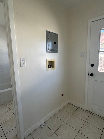 Building Photo - 1005 N Buena Vista St