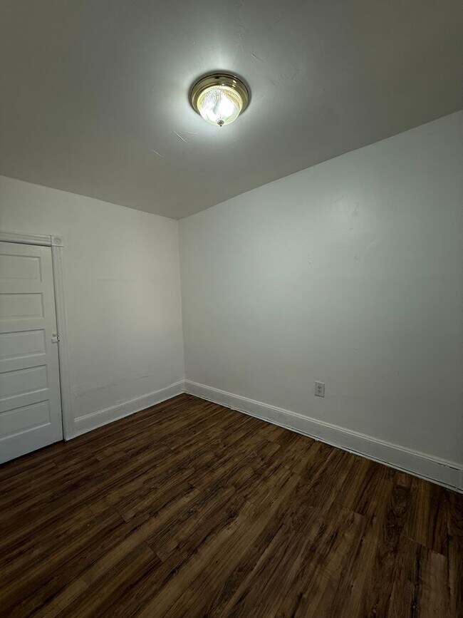 Building Photo - Large Home for family