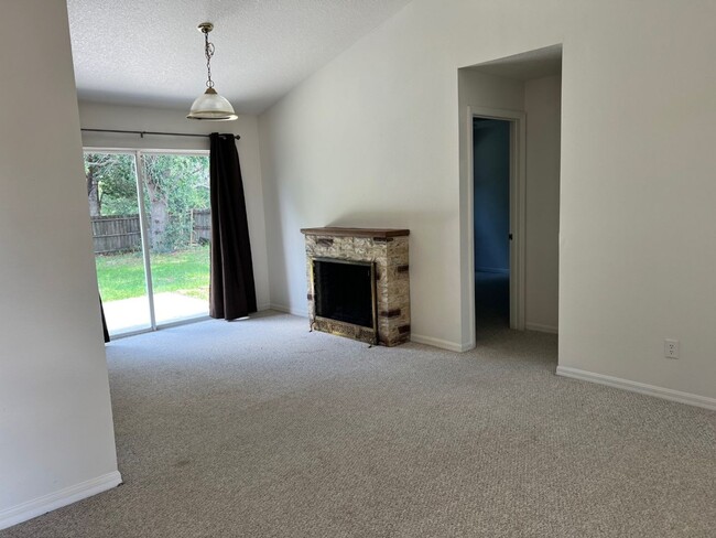 Building Photo - 3 Bedroom 2 Bath House in Clermont