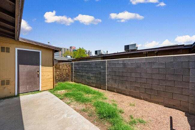 Building Photo - Centrally Located Townhome