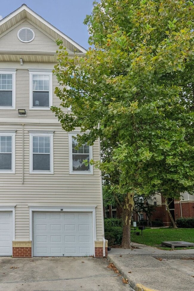 Building Photo - Stylish 3-Level Condo with Garage in Prime...