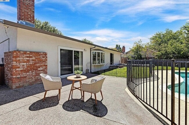 Building Photo - Updated Single-Story 4BR Home with Pool in Prime Pleasanton Valley Location