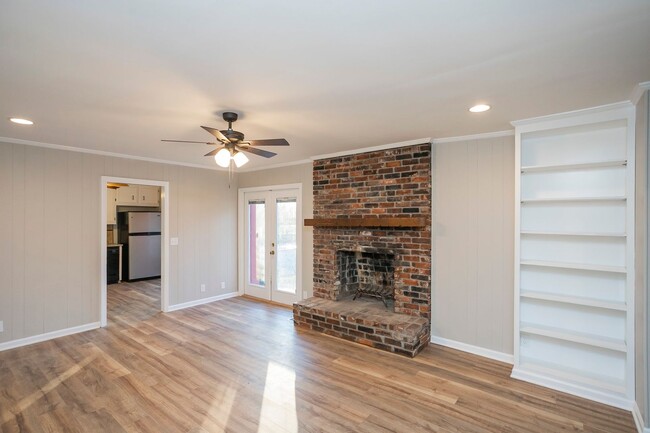 Building Photo - Beautifully Renovated Brentwood Home