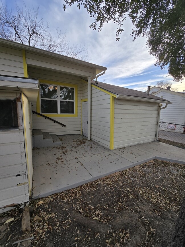 Building Photo - 809 Elmwood Dr