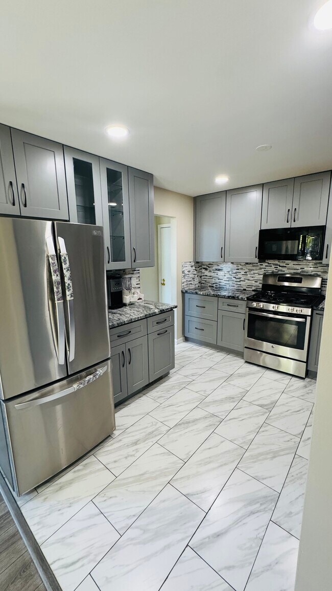 Building Photo - 775 Hoover Dr