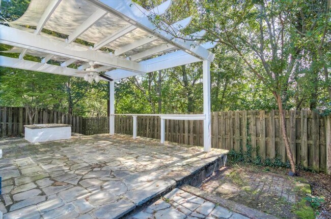 Building Photo - 702 Lakeside Landing Ct