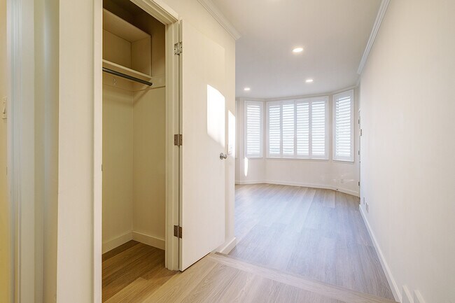 Building Photo - 2101 Baker St