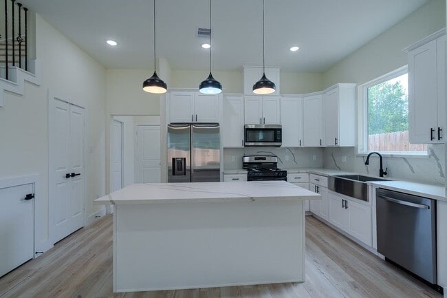 Building Photo - 7002 Sidney St