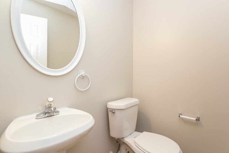 Building Photo - 126 Springbottom Dr SE