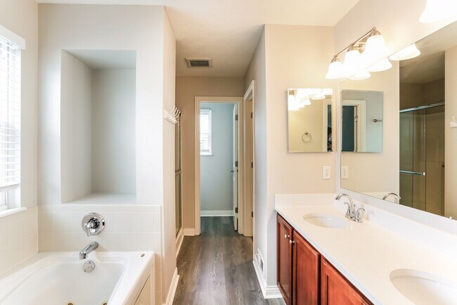 Building Photo - 585 Bettmann St