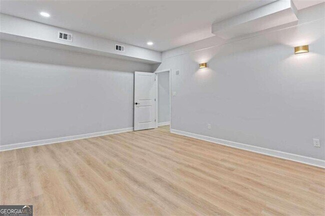 Building Photo - 2023 Stoneleigh Dr
