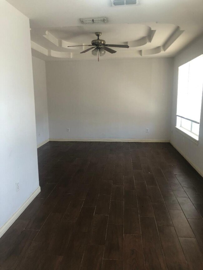 Building Photo - 704 Thompson Rd