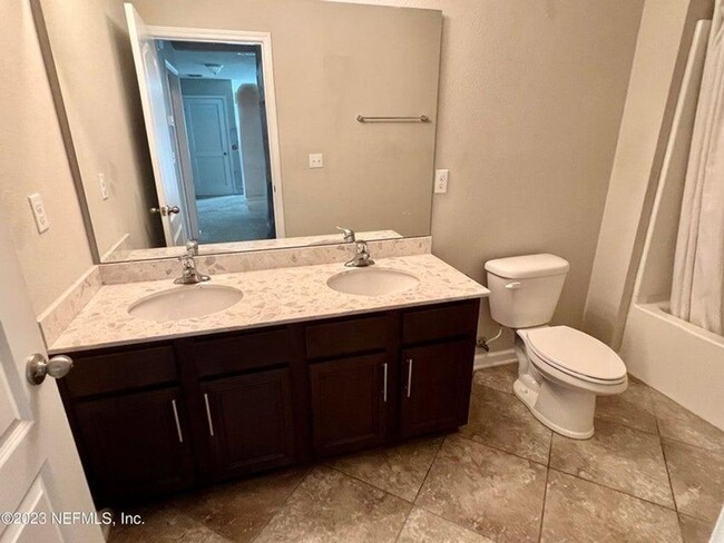 Building Photo - Large 4 bedroom home