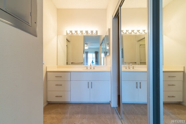 Building Photo - 2 Bedroom, 2 Bath Condo in Sun Rise Community