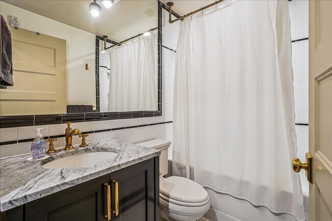 Building Photo - Great Luxury 3 Bedroom 2 Bath on H st NE! Offering half month free rent with a 12 month lease