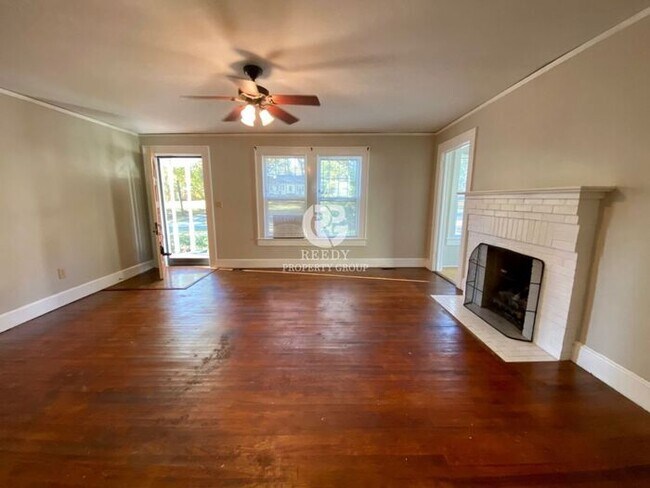 Building Photo - Spacious 3 bedroom and 1 bath home with FE...