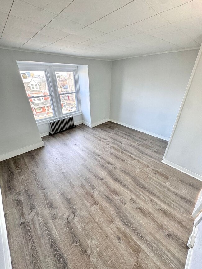 Building Photo - FIVE BEDROOM Home