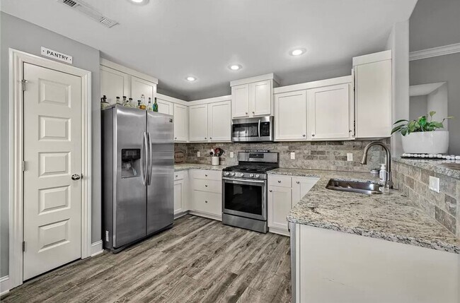 Building Photo - Available June 1st! 3-Bedroom, 2-Bathroom ...