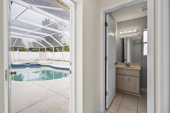 Building Photo - Palm Harbor Pool Home