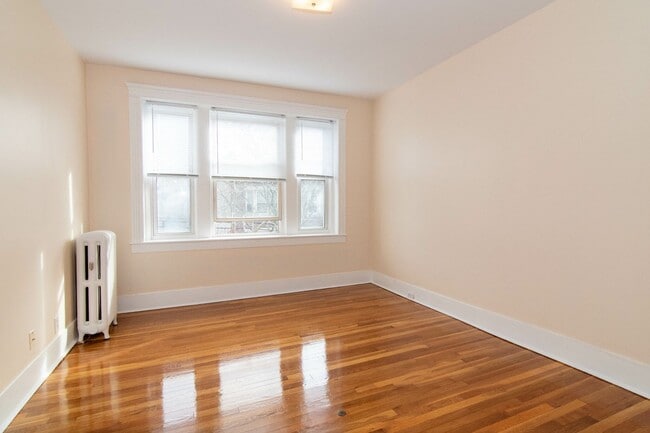Building Photo - Very Nice 3 bed 1.5 Bath in Coolidge Corner....