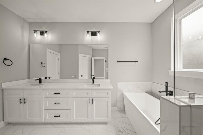 Building Photo - 823 Woodcrest Dr