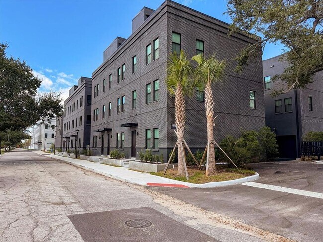 Building Photo - 1302 E Kay St