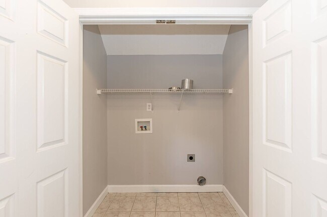 Building Photo - Gorgeous Three Bedroom Home!