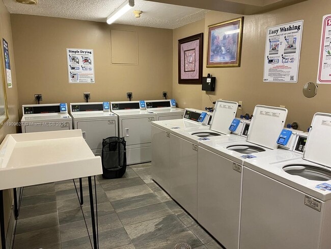 Building Photo - 2424 SE 17th St