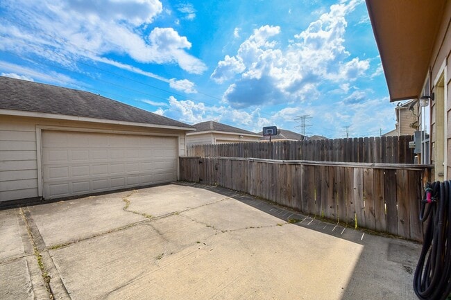 Building Photo - 16843 Mammoth Springs Dr