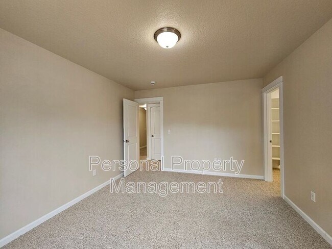 Building Photo - 11809 NE 26th Pl