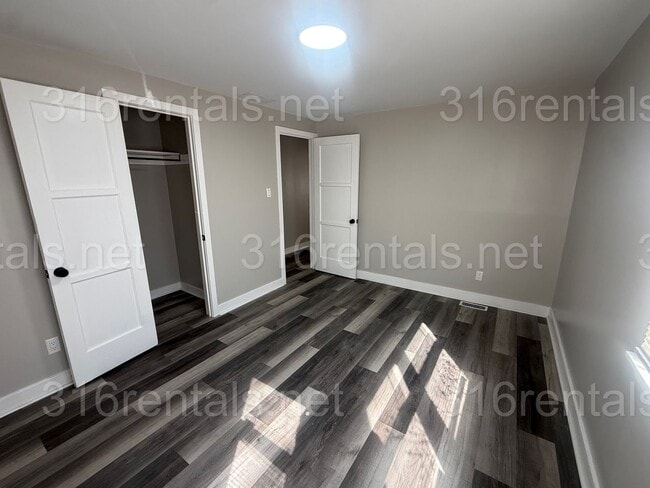 Building Photo - $995 - 2 bedroom / 1 bathroom - Single Family Home