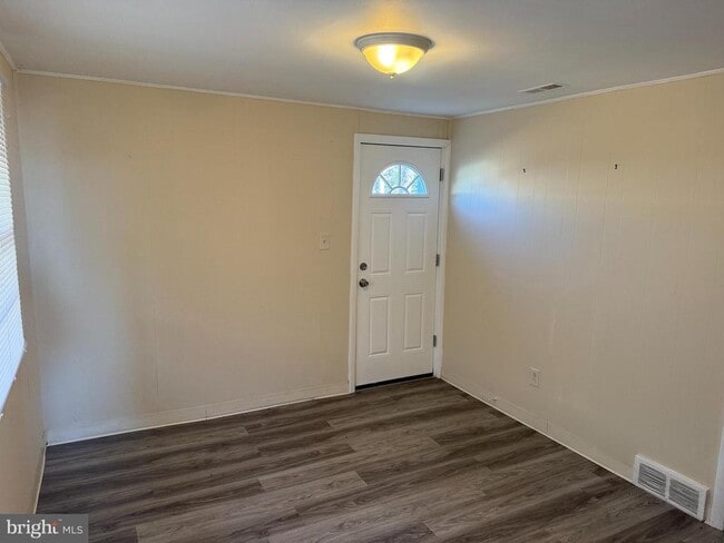 Building Photo - 119 Larch Ave