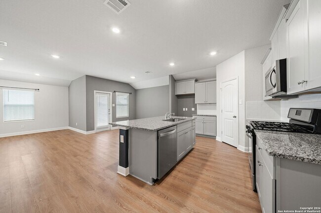 Building Photo - 1080 Amble Oak