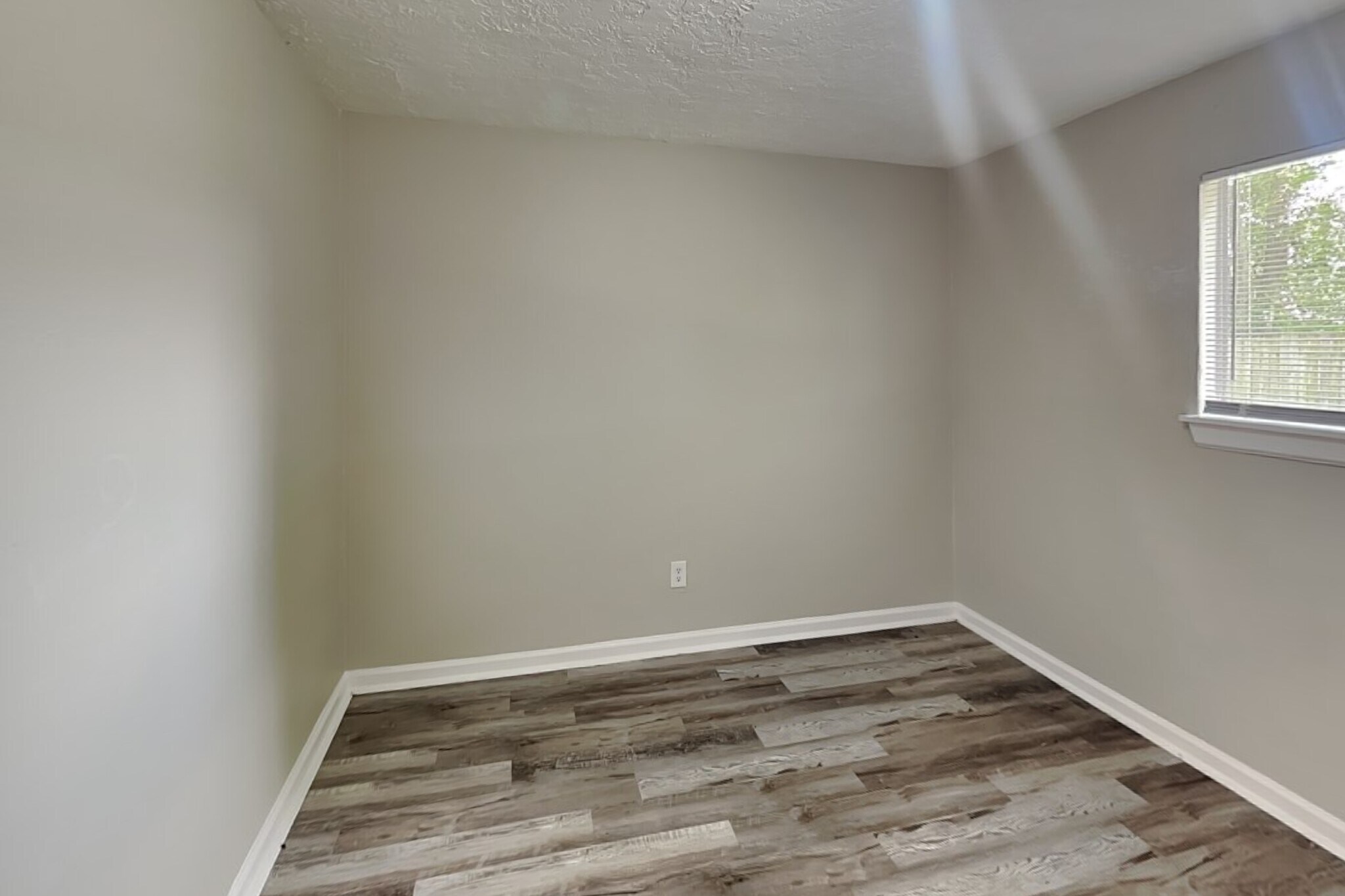 Building Photo - 8730 Valley Pond Ct