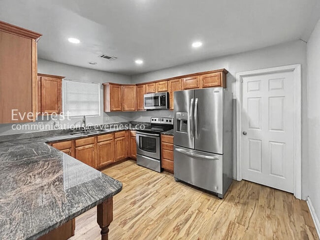 Building Photo - 1065 Fair St SW