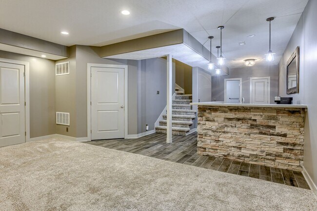 Building Photo - Must See West Omaha 5 Bedroom!!
