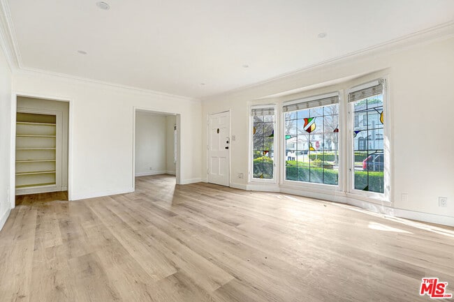 Building Photo - 158 S Elm Dr