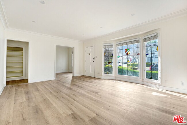 Building Photo - 168 S Elm Dr