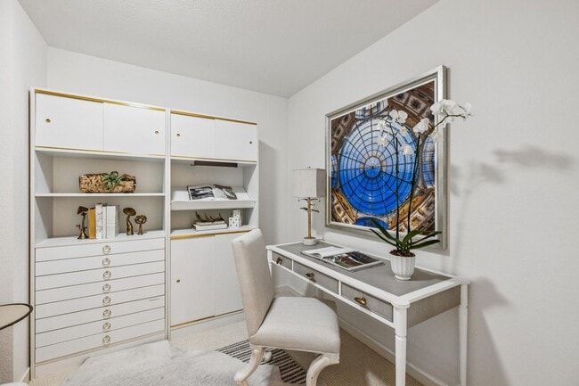 Building Photo - Elegant 2BR Condo with Golf Course Views i...