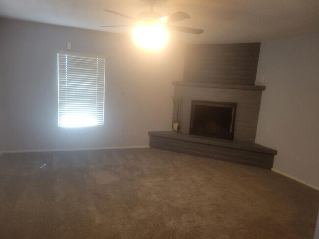 Building Photo - 3 Bed 2.5 Bath Spanish Style Home