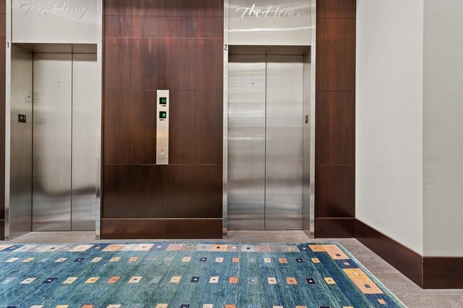 Building Photo - Exquisite 1BD/1.5BTH Condo Unit in the Pea...