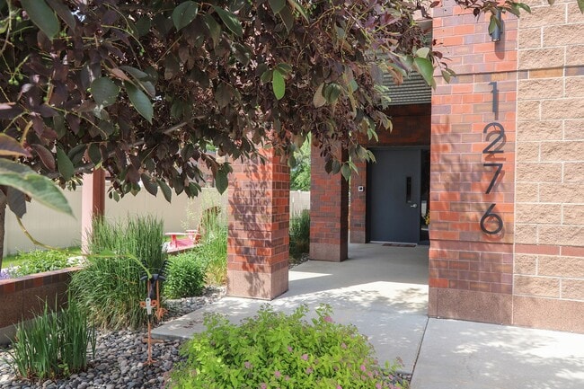 Building Photo - 2 bedroom, 2 Bath