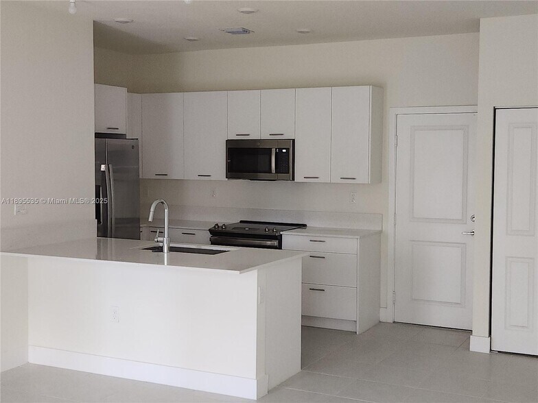 Primary Photo - 8040 NW 42nd St