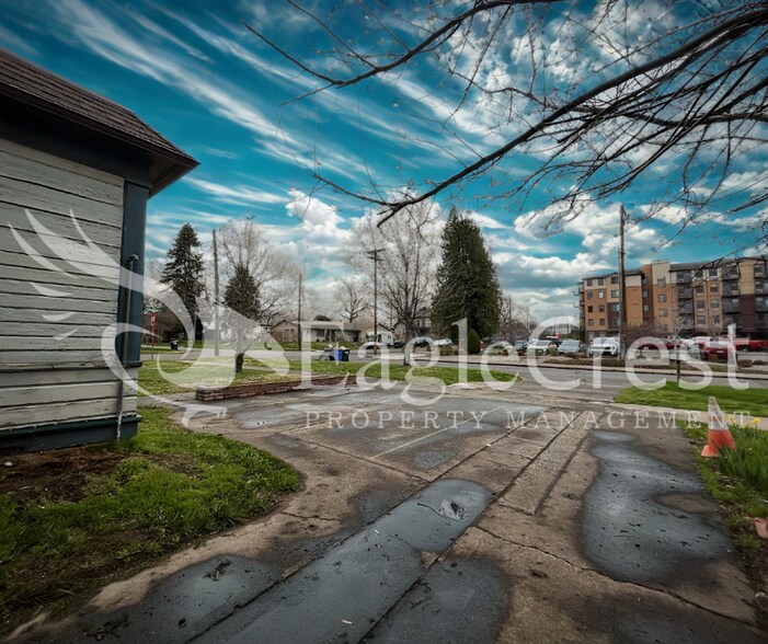 Building Photo - Comfortable 5 Bedroom Home with Modern Touches, Large Bedrooms & Front Porch