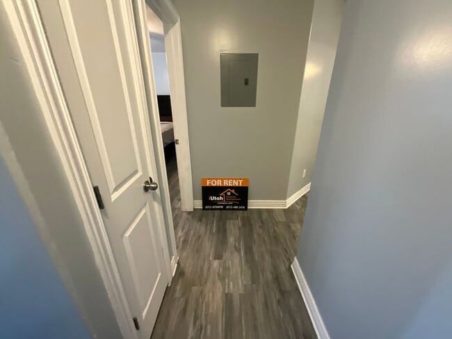 Building Photo - 3 bedroom 2 1/2 Bath Townhouse- Partially Furnished- Ready this month