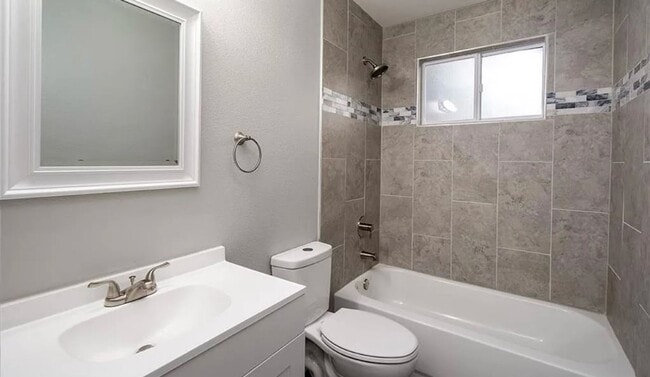 Building Photo - Beautifully Remodeled 2 Bed 1 Bathroom Home!
