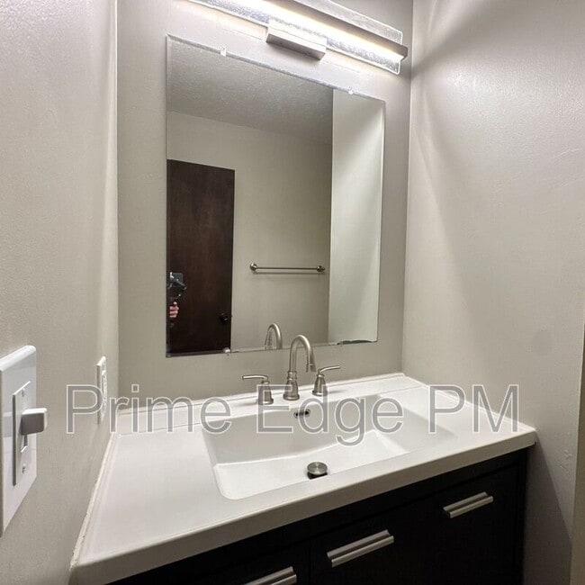 Building Photo - 6235 Holdrege St