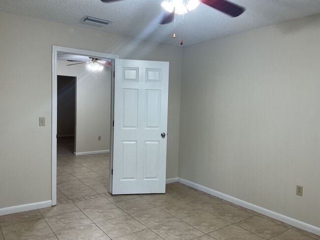 Building Photo - Winter Haven 3BR Home with Fenced Yard & Bonus Room