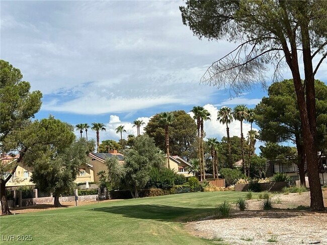 Building Photo - 2963 Pinehurst Dr
